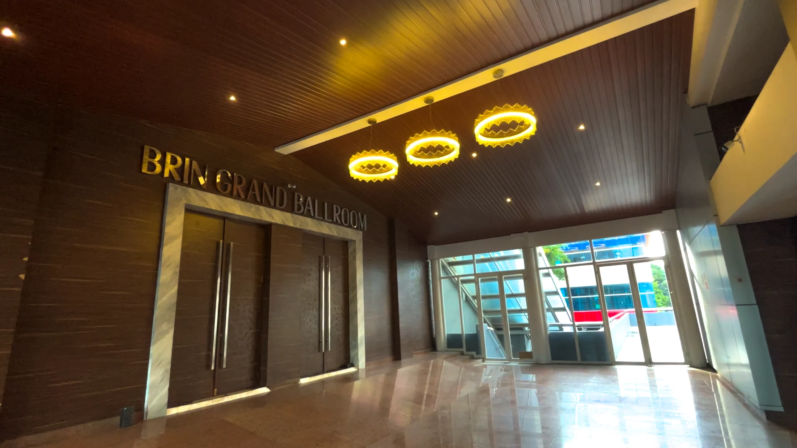 Pintu Masuk Ballroom Brin Gatsu