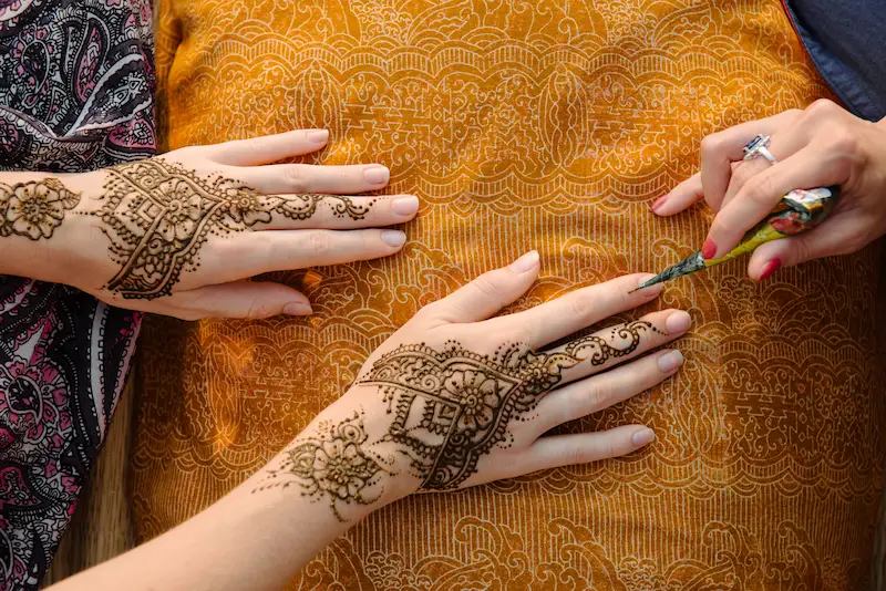 ini adalah gambar seni henna pada tangan