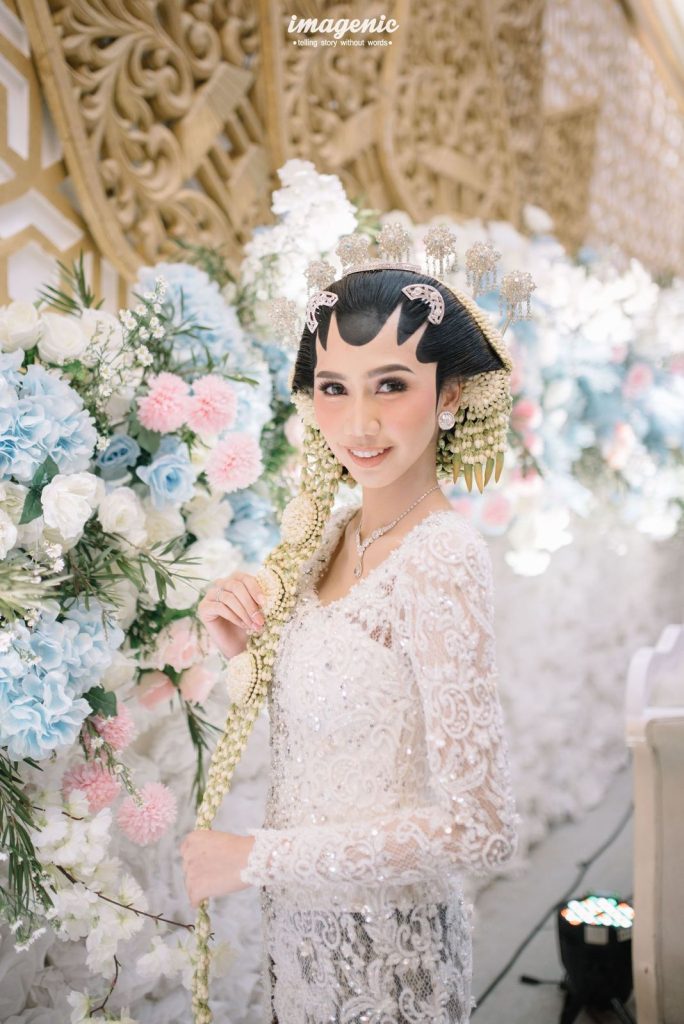 ini adalah gambar pengantin yang menggunakan paes yogyakarta putri di pernikahan adat jawa