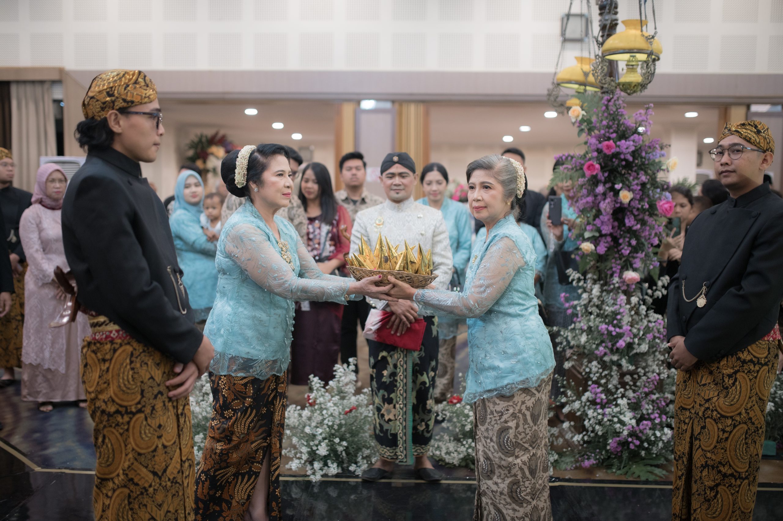 Serah terima pisang sanggan pada prosesi adat panggih