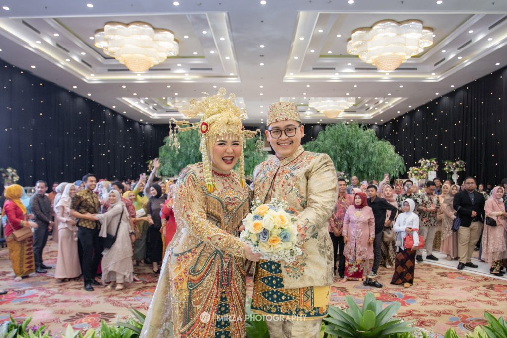 ini adalah gambar mempelai wanita memakai mahkota siangko ciri khas adat betawi