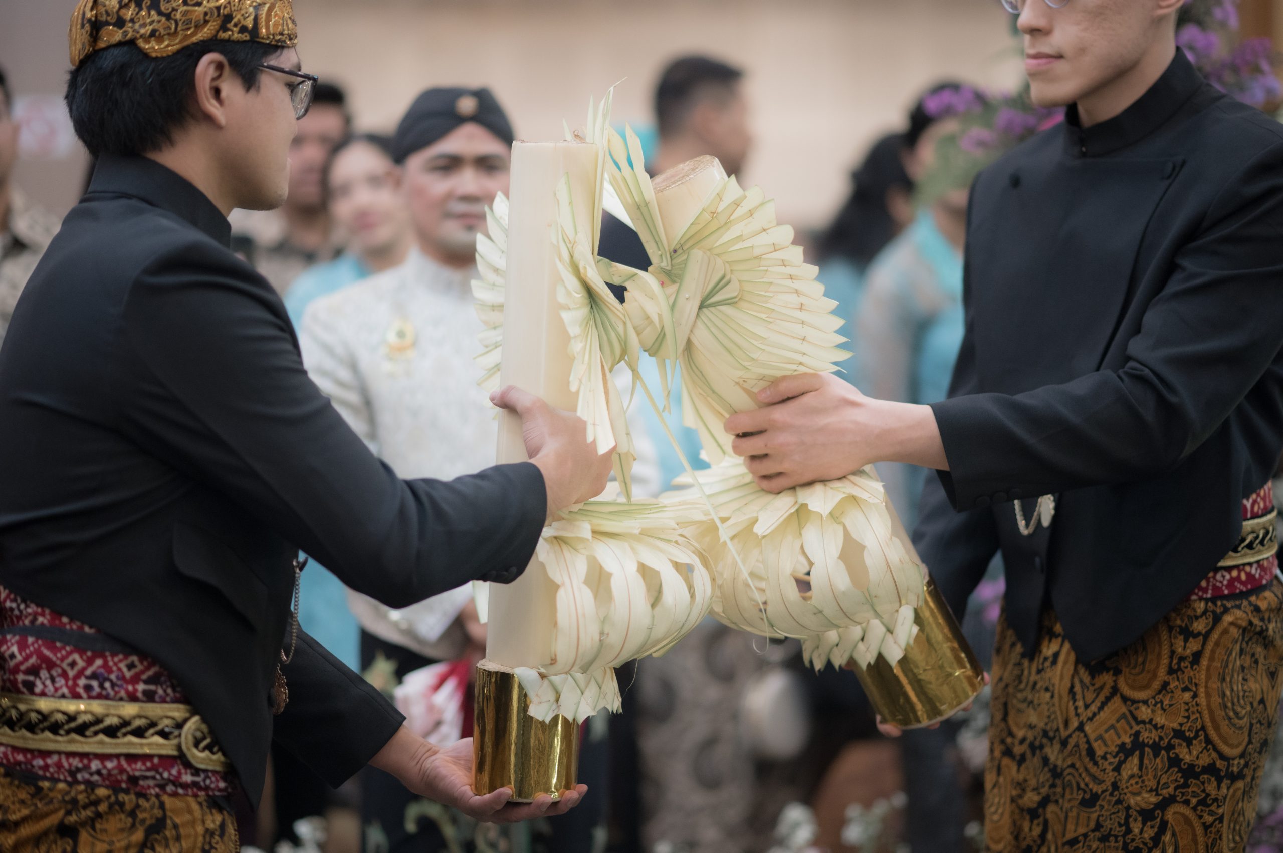 Tukar kembang mayang pada prosesi adat panggih