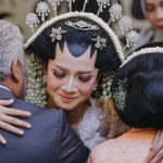 ini gambar pengantin wanita yang menggunakan paes pada pernikahan adat jawa