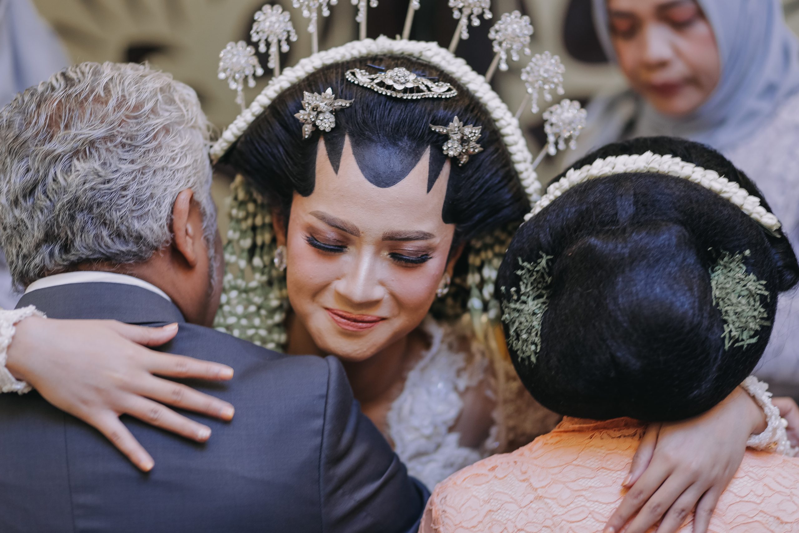 ini gambar pengantin wanita yang menggunakan paes pada pernikahan adat jawa