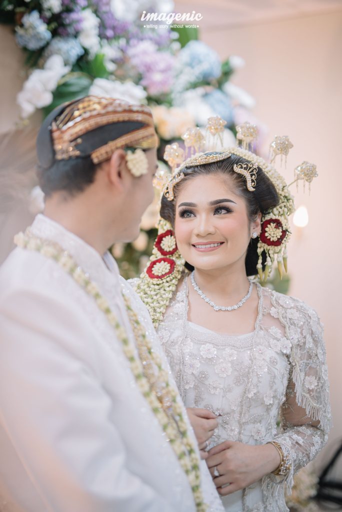 ini adalah gambar pengantin yang menggunakan paes solo putri di pernikahan adat jawa