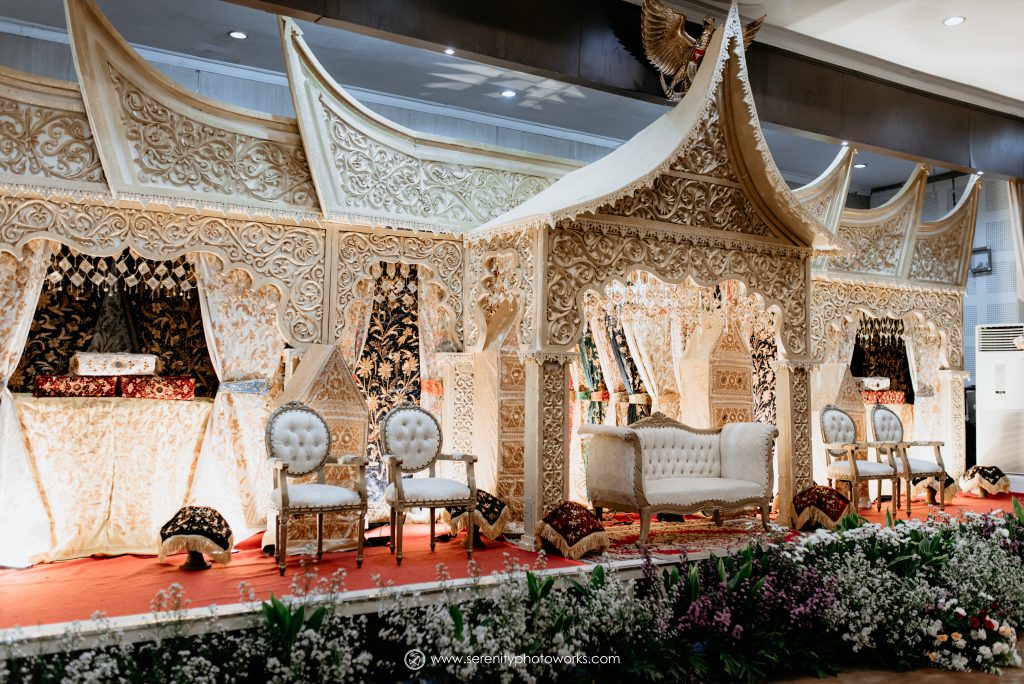 ini adalah gambar dekorasi pada pernikahan minagkabau yaitu gonjong