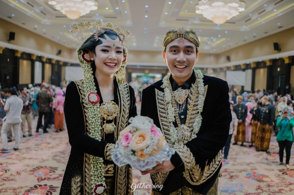 ini adalah gambar pengantin yang menggunakan paes solo basahan di pernikahan adat jawa