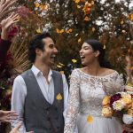 ini adalah sepasang pengantin yang sedang merayakan pernikahan dengan konsep mingle