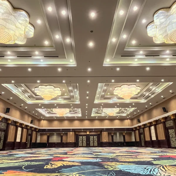 Tampak 6 Buah Chandelier Dengan Karpet Autentic Grand Slipi