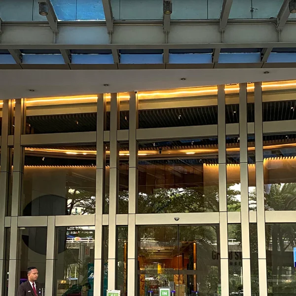 Tampak Depan Luar Gedung Grand Slipi